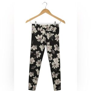 Zobha size small women’s navy floral leggings. Excellent condition.